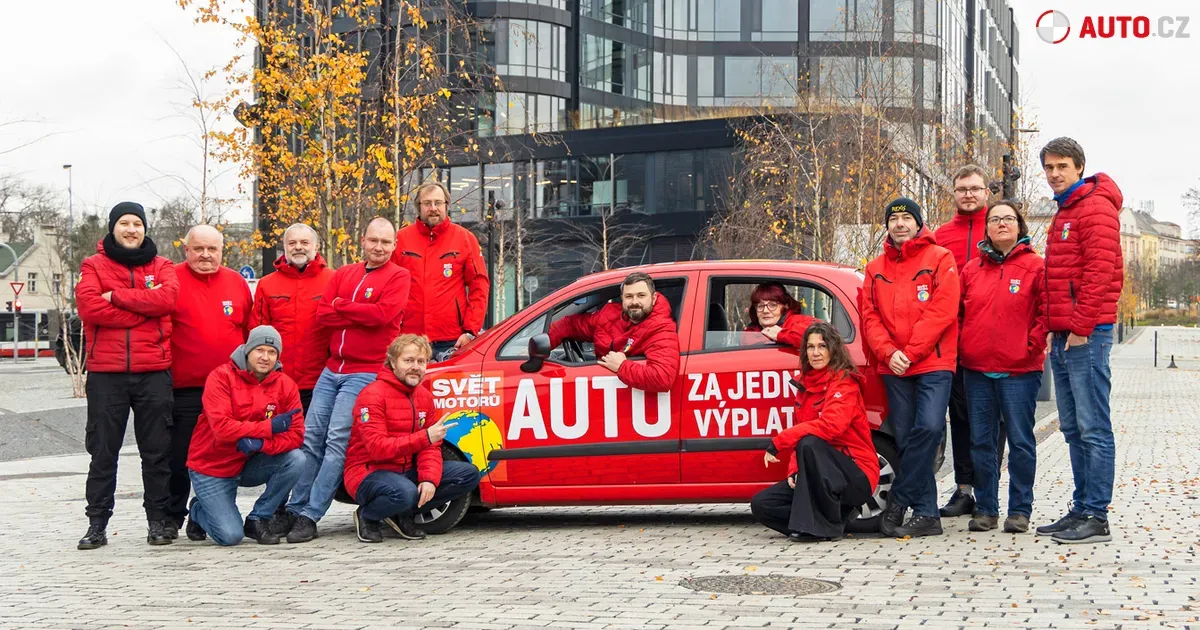 Chevrolet Spark s polepem Auto za jednu výplatu a redakce Světa motorů kolem něj na náměstí